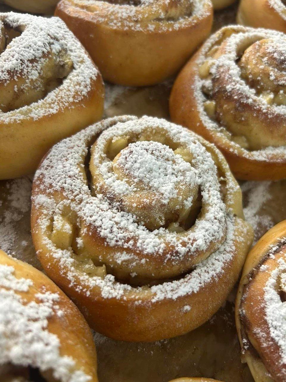 Булочка с яблоком и корицей
